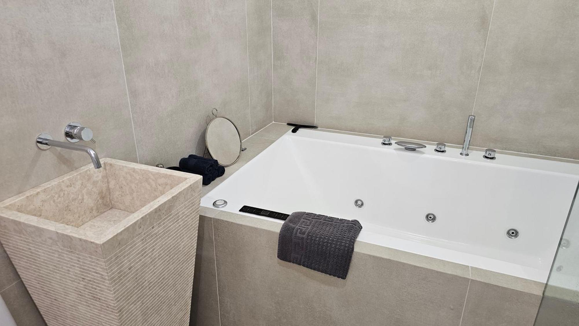 Oasis Jacuzzi Retreat Leilighet